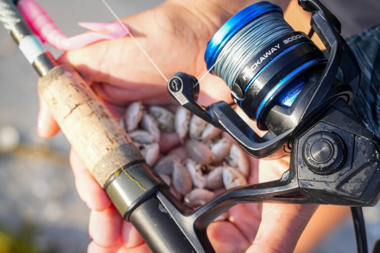 Surf fishing reel with sand fleas